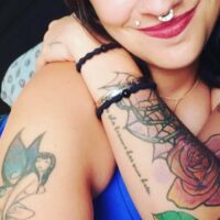 Jeune coquine tatouée de 19 ans aime la sodomie