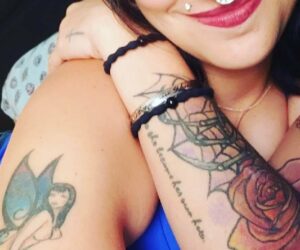 Jeune coquine tatouée de 19 ans aime la sodomie