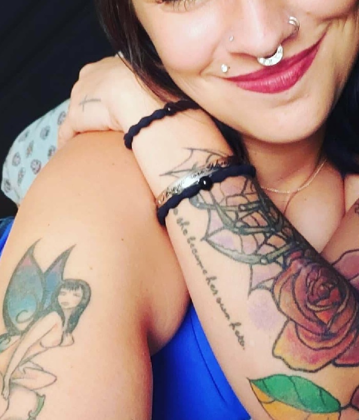 Jeune coquine tatouée 19 ans aime la sodomie